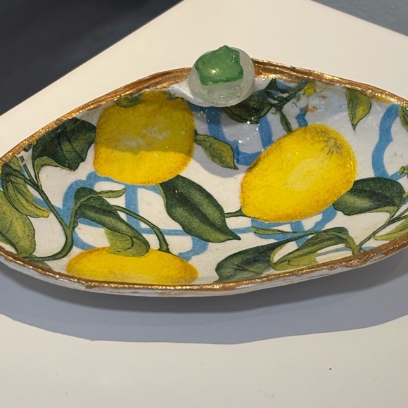 Lemon Patterned Decorative Clamshell - Picture 3 of 8